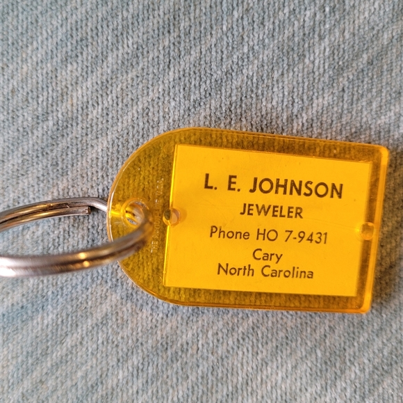 Picture Changing Keychain - Lady Changing Clothes Jewelry Store Ho Phone Cary NC - Picture 11 of 12